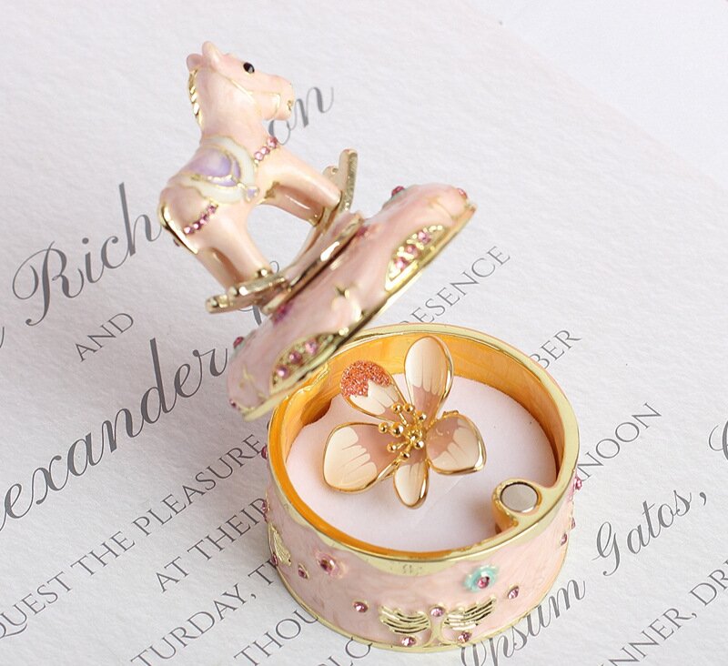 Vânzare fierbinte Metal Email Artizanat Creativ Acasă Net Red Light Lux Cute Cartoon Troian Desktop Decoration Gift