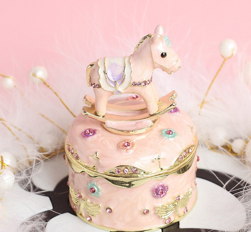 Vânzare fierbinte Metal Email Artizanat Creativ Acasă Net Red Light Lux Cute Cartoon Troian Desktop Decoration Gift