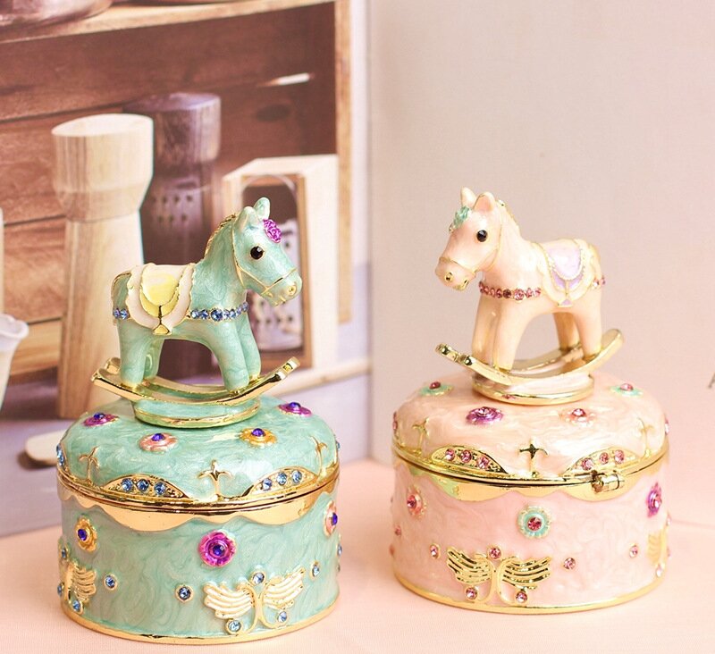 Vânzare fierbinte Metal Email Artizanat Creativ Acasă Net Red Light Lux Cute Cartoon Troian Desktop Decoration Gift