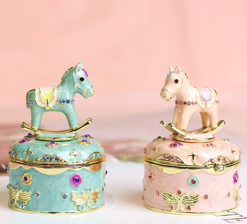 Vânzare fierbinte Metal Email Artizanat Creativ Acasă Net Red Light Lux Cute Cartoon Troian Desktop Decoration Gift